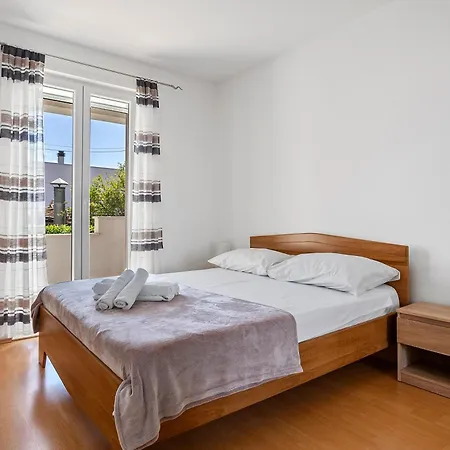Semesterbostad Modern With Private Pool Near Split