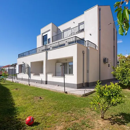 Modern With Private Pool Near Split Semesterbostad