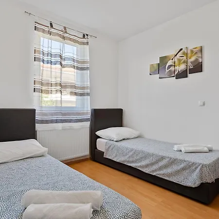 Σπίτι διακοπών Modern With Private Pool Near Split Ποντστράνα