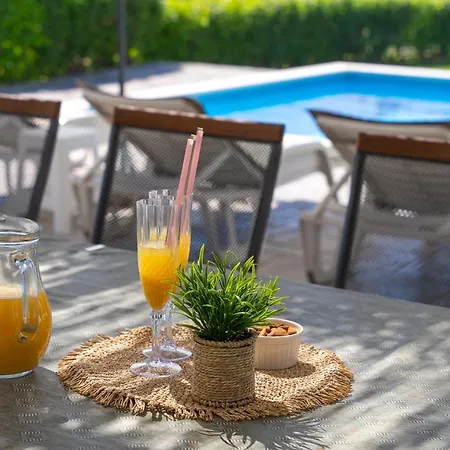 Modern With Private Pool Near Split بيت للعطل
